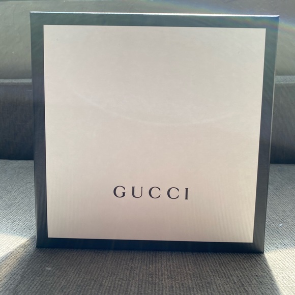 Gucci belt size 75.30 black and gold